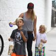  Les enfants de Gwen Stefani, Zuma et Kingston se rendent au Farmers' Market avec leur nounou dans le quartier de Studio City. Los Angeles, le 21 juillet 2013. 