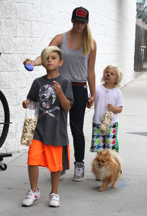 Les enfants de Gwen Stefani, Zuma et Kingston se rendent au Farmers' Market avec leur nounou dans le quartier de Studio City. Los Angeles, le 21 juillet 2013.