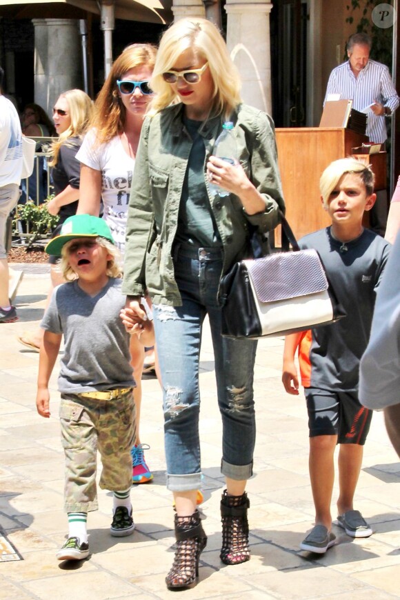 Gwen Stefani et ses garçons Kingston et Zuma font du shopping au centre commercial The Grove. Los Angeles, le 19 juillet 2013.
