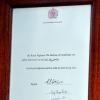 Le bulletin médical annonçant la naissance le 22 juillet 2013 à 16h24 du duc de Cambridge, fils du prince William et de Kate Middleton, présenté sur un chevalet à l'extérieur de Buckingham Palace.