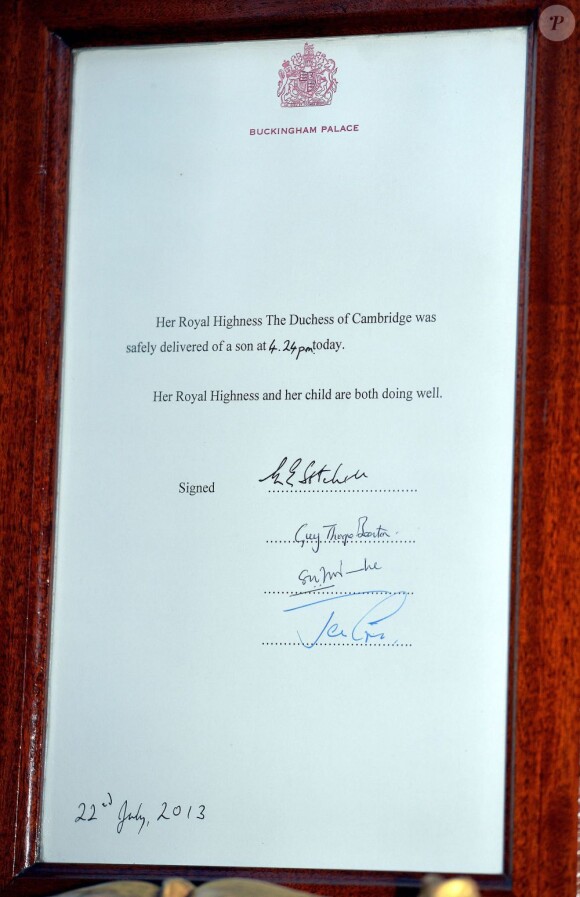 Le bulletin médical annonçant la naissance le 22 juillet 2013 à 16h24 du duc de Cambridge, fils du prince William et de Kate Middleton, présenté sur un chevalet à l'extérieur de Buckingham Palace.
