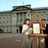 Le bulletin médical de l'hôpital St Mary annonçant la naissance le 22 juillet 2013 à 16h24 du duc de Cambridge, fils du prince William et de Kate Middleton, présenté sur un chevalet à l'extérieur de Buckingham Palace.