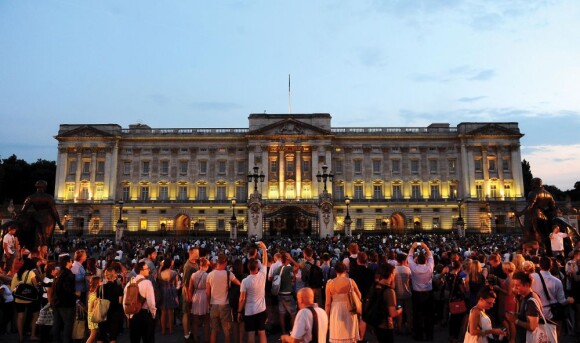 Foule en liesse devant Buckingham pour la naissance le 22 juillet 2013 à 16h24 du duc de Cambridge, fils du prince William et de Kate Middleton.