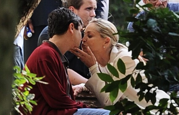 Sharon Stone et Riccardo Scamarcio s'embrassent sur le tournage du film Un ragazzo d'oro à Rome en Italie le 22 juillet 2013.