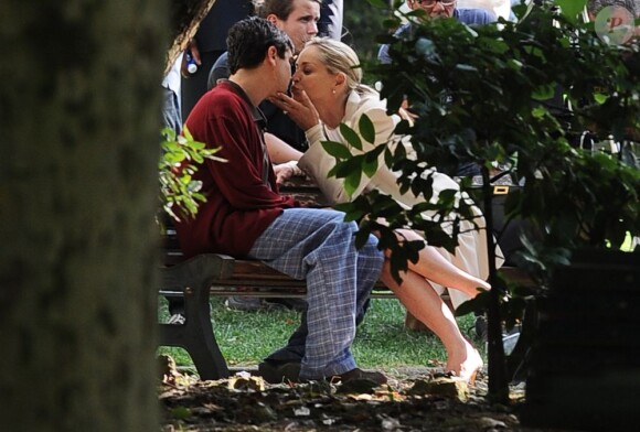 Sharon Stone et Riccardo Scamarcio amoureux sur le tournage du film Un ragazzo d'oro à Rome en Italie le 22 juillet 2013.