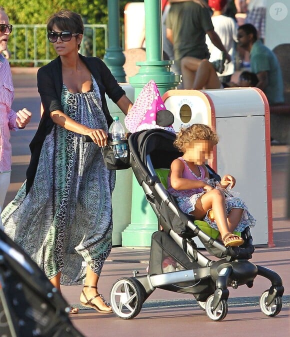 L'actrice Halle Berry, enceinte, emmène sa fille Nahla à Disneyland à Anaheim, le 22 juillet 2013.
