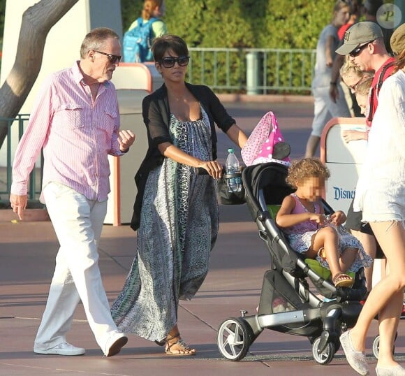 Halle Berry, enceinte, emmène sa fille Nahla (5 ans) à Disneyland à Anaheim, le 22 juillet 2013.