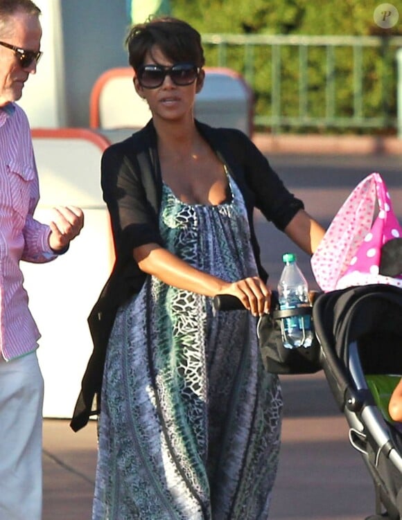 La jeune mariée Halle Berry, enceinte, emmène sa fille Nahla à Disneyland à Anaheim, le 22 juillet 2013.