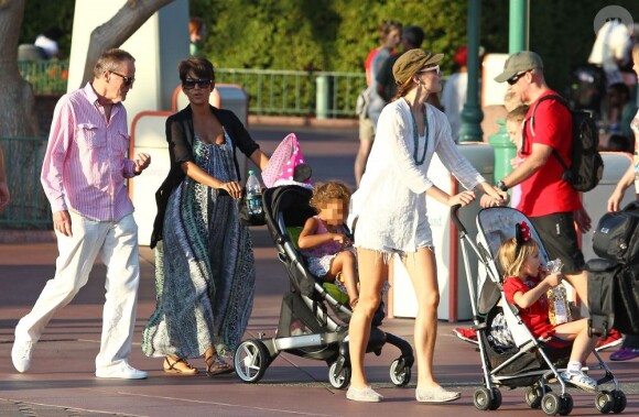 Halle Berry, enceinte, emmène sa fille Nahla à Disneyland à Anaheim, le 22 juillet 2013.