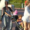 Halle Berry, enceinte pour la seconde fois, emmène sa fille Nahla à Disneyland à Anaheim, le 22 juillet 2013.