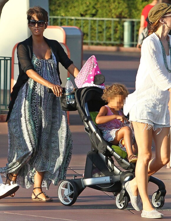 Halle Berry, enceinte pour la seconde fois, emmène sa fille Nahla à Disneyland à Anaheim, le 22 juillet 2013.