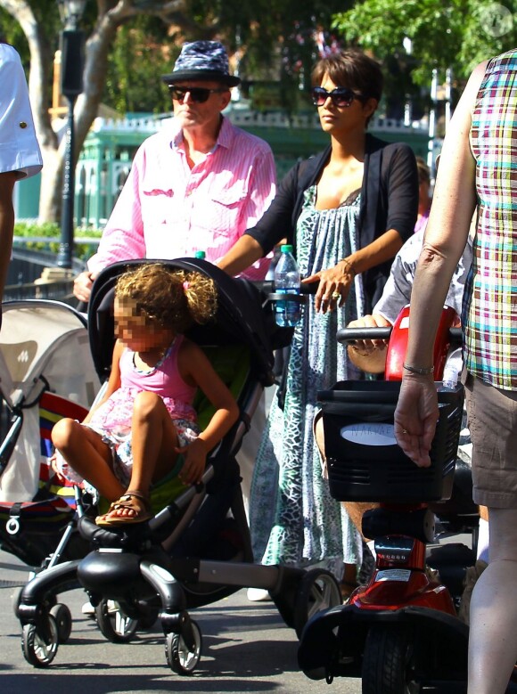 Halle Berry, enceinte, emmène sa fille Nahla à Disneyland à Anaheim, le 22 juillet 2013.