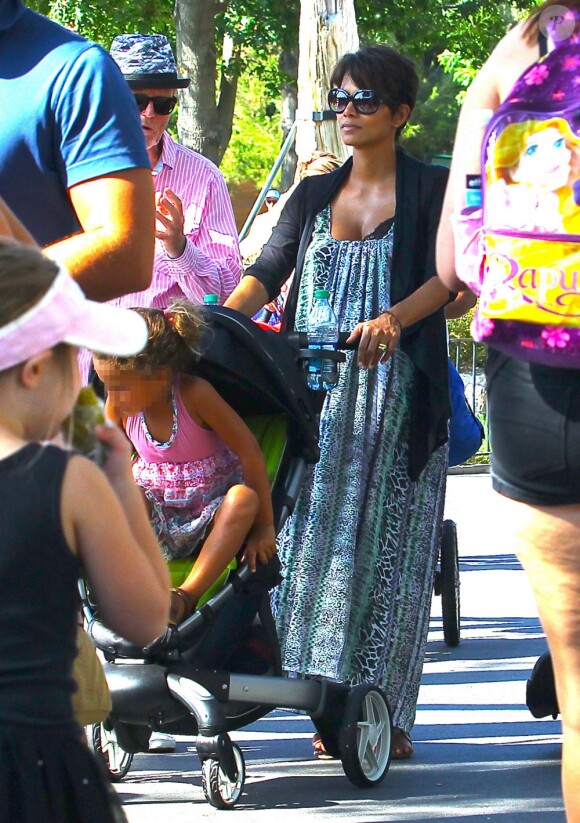 Halle Berry, enceinte, emmène sa fille Nahla à Disneyland à Anaheim, le 22 juillet 2013.