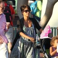 Halle Berry enceinte : Active et rayonnante avec Nahla à Disneyland