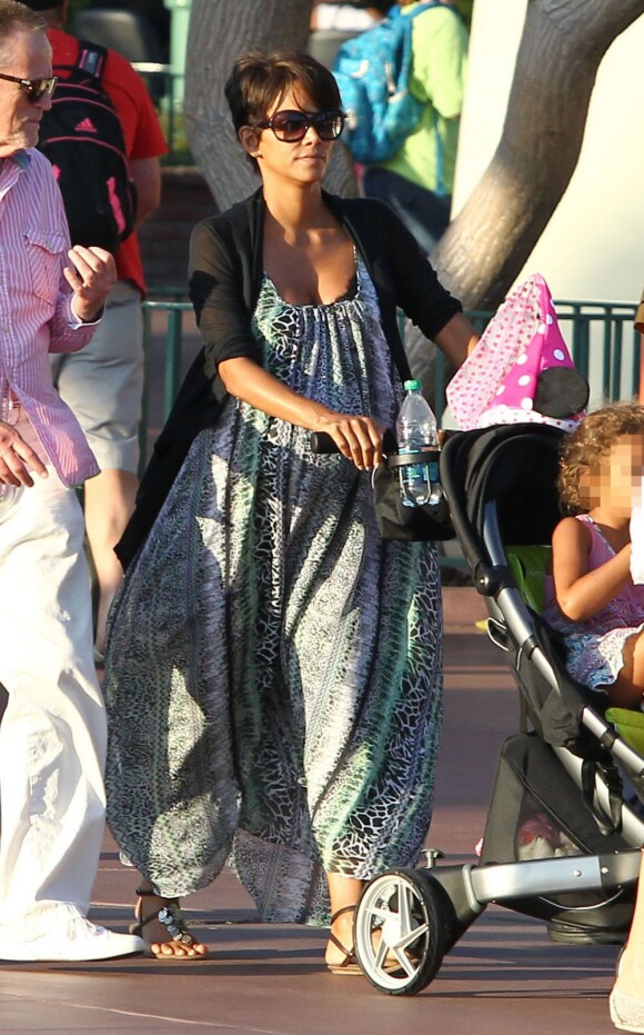 Halle Berry, enceinte, emmène sa fille Nahla à Disneyland à Anaheim, le 22 juillet 2013.