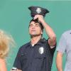 Le séduisant John Stamos sur le tournage d'une publicité pour un yaourt Dannon Oikos Greek, à Los Angeles, le 22 juillet 2013.