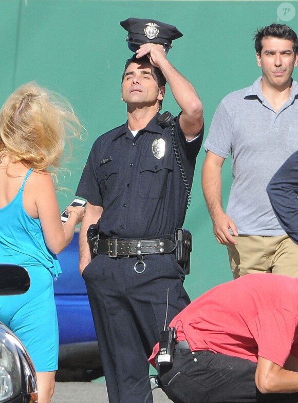 Le séduisant John Stamos sur le tournage d'une publicité pour un yaourt Dannon Oikos Greek, à Los Angeles, le 22 juillet 2013.
