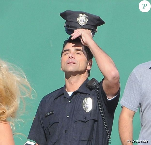 Le séduisant John Stamos sur le tournage d'une publicité pour un yaourt Dannon Oikos Greek, à Los Angeles, le 22 juillet 2013.