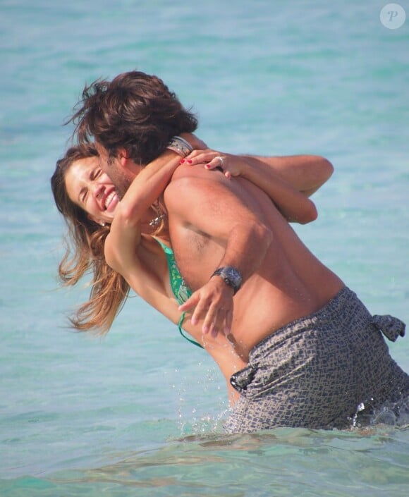 Claudia Galanti et son compagnon Arnaud Mimran en vacances à Formentera, le 21 juillet 2013.
