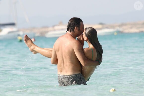 Claudia Galanti et son compagnon, l'homme d'affaires français Arnaud Mimran, en vacances à Formentera. Le 21 juillet 2013.