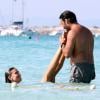 Claudia Galanti et Arnaud Mimran, amoureux et détendus, profitent d'une après-midi ensoleillée à Formentera. Le 21 juillet 2013.