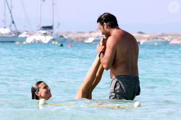 Claudia Galanti et Arnaud Mimran, amoureux et détendus, profitent d'une après-midi ensoleillée à Formentera. Le 21 juillet 2013.