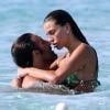 Claudia Galanti et Arnaud Mimran s'embrassent passionément sur une plage de Formentera. Le 21 juillet 2013.