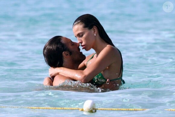 Claudia Galanti et Arnaud Mimran s'embrassent passionément sur une plage de Formentera. Le 21 juillet 2013.