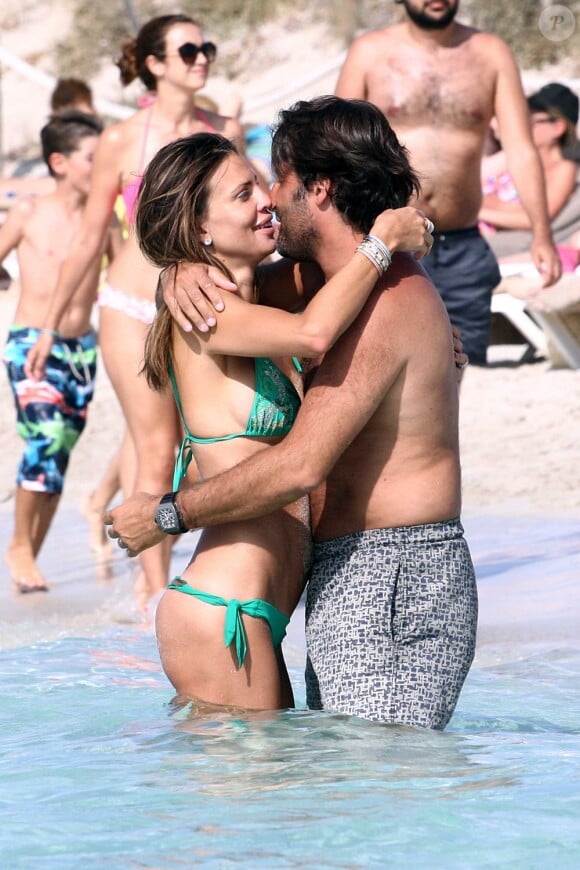Claudia Galanti et son chéri Arnaud Mimran, amoureux et détendus en vacances à Formentera. Le 21 juillet 2013.