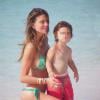 Claudia Galanti et son fils Liam à Formentera, le 21 juillet 2013.