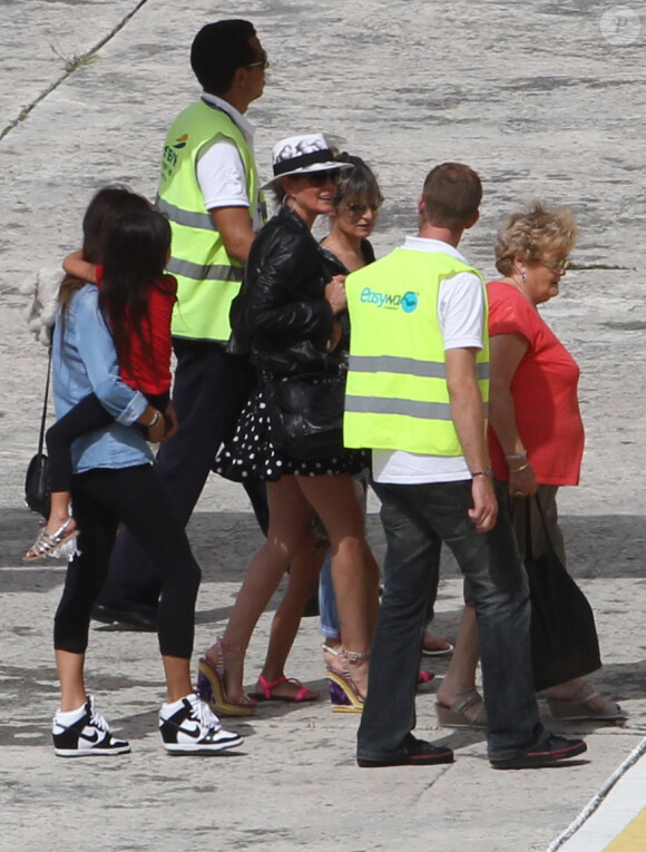 EXCLU - La jolie Laeticia Hallyday, ses filles Jade et Joy, sa grand-mère Eliette et la nounou arrivent a l'aéroport de Saint Barthelemy pour leurs vacances d'été alors que Johnny est en tournage à Saint-Gervais sur le dernier film de Claude Lelouch 'Salaud on t'aime', le 22 juillet 2013.