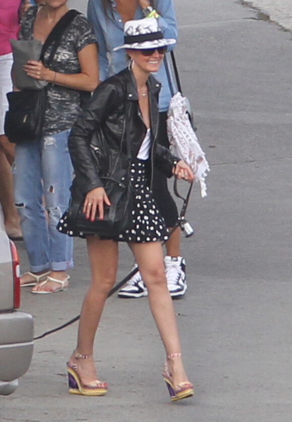 EXCLU - Laeticia Hallyday, ravissante, arrive a l'aéroport de Saint Barthelemy pour leurs vacances d'été alors que Johnny est en tournage à Saint-Gervais sur le dernier film de Claude Lelouch 'Salaud on t'aime', le 22 juillet 2013.