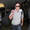 Robert Pattinson arrive à l'aéroport de Los Angeles. Le 23 juillet 2013.