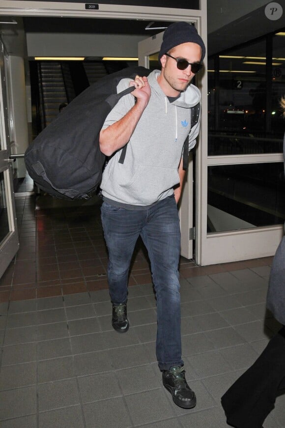 Robert Pattinson débarque à l'aéroport de Los Angeles. Le 23 juillet 2013.