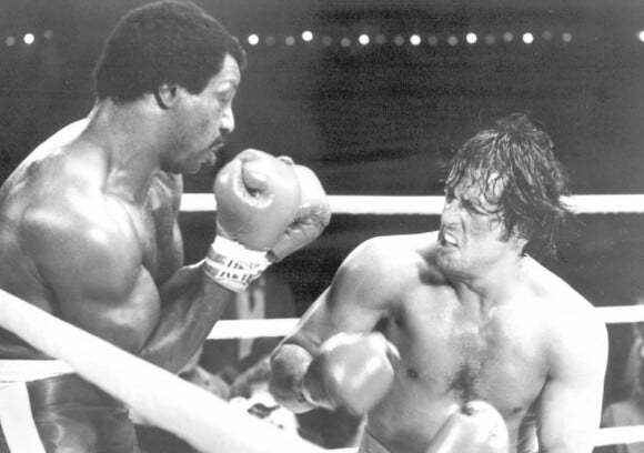 Sylvester Stallone et Carl Weathers se battent dans Rocky II en 1979.