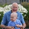 George H. W. Bush prend la pose avec Patrick (2 ans), fils de l'un de ses gardes du corps atteint d'une leucémie. En signe de solidarité, il s'est rasé la tête, comme une vingtaine d'agents de son service de sécurité, le 24 juillet 2013 à Kennebunkport.