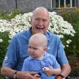  George H. W. Bush prend la pose avec Patrick (2 ans), fils de l'un de ses gardes du corps atteint d'une leucémie. En signe de solidarité, il s'est rasé la tête, comme une vingtaine d'agents de son service de sécurité, le 24 juillet 2013 à Kennebunkport. 