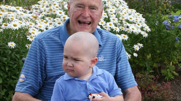 George Bush père, 89 ans, le crâne rasé : Son geste émouvant...