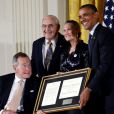 L'ex-président George H.W. Bush décoré par Barack Obama pour son engagement en faveur du bénévolat à Washington, le 15 juillet 2013.