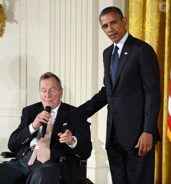 George H.W. Bush décoré par le président Barack Obama pour son engagement en faveur du bénévolat à Washington, le 15 juillet 2013.