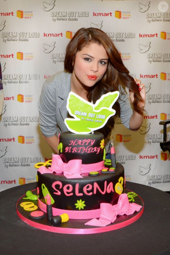 La chanteuse Selena Gomez fête ses 21 ans entourée de ses fans et présente sa collection automne de vêtements intitulée New Dream Out Loud pour l'enseigne Kmart à New York, le 24 juillet 2013.