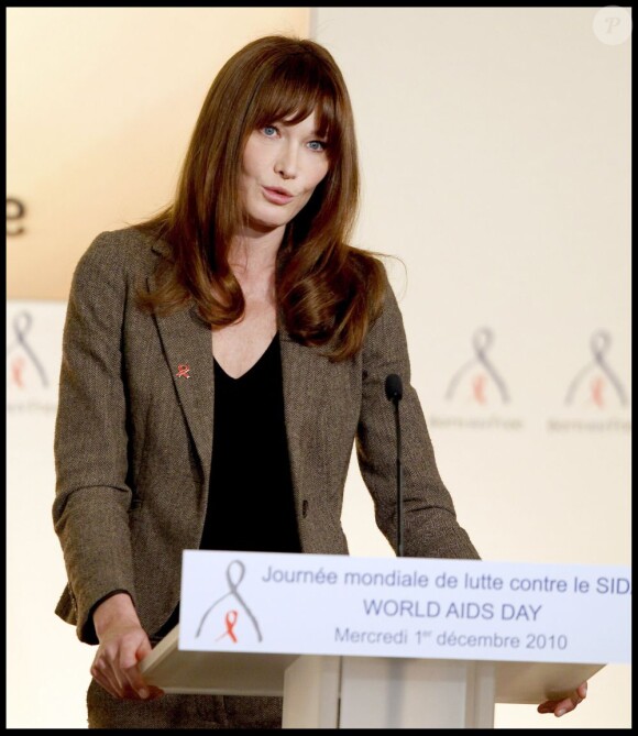 Carla Bruni-Sarkozy prend la parole dans le cadre de la journée mondiale de lutte contre le sida, à Paris le 1er décembre 2010.
