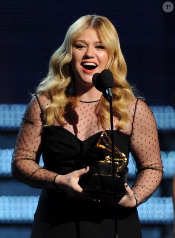 Kelly Clarkson reçoit le prix Best Pop Vocal Album opour Stronger à la 55e cérémonie des Grammy Awards au Staples Center, de Los Angeles, le 10 février 2013.