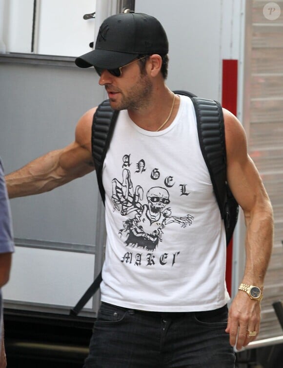 Justin Theroux rendant visite à Jennifer Aniston sur le tournage de Squirrels to the Nuts à New York le 19 juillet 2013