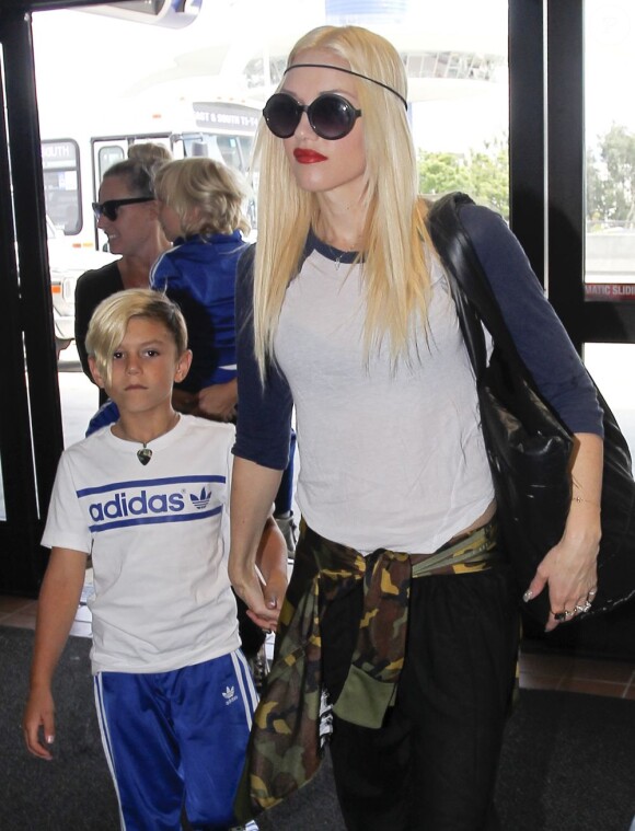 Gwen Stefani arrive à l'aéroport LAX avec ses deux fils Kingston et Zuma ainsi que leur nounou. Los Angeles, le 26 juillet 2013.
