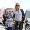 Gwen Stefani arrive à l'aéroport LAX avec ses deux fils Kingston et Zuma ainsi que leur nounou. Los Angeles, le 26 juillet 2013.