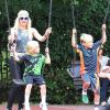 Gwen Stefani regarde ses fils Zuma et Kingston faire de la balançoire. Londres, le 28 juillet 2013.