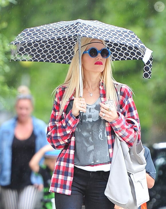 Gwen Stefani, en vacances à Londres avec ses deux fils et leur nounou, se promène près du Regent's Park à Londres. Le 28 juillet 2013.