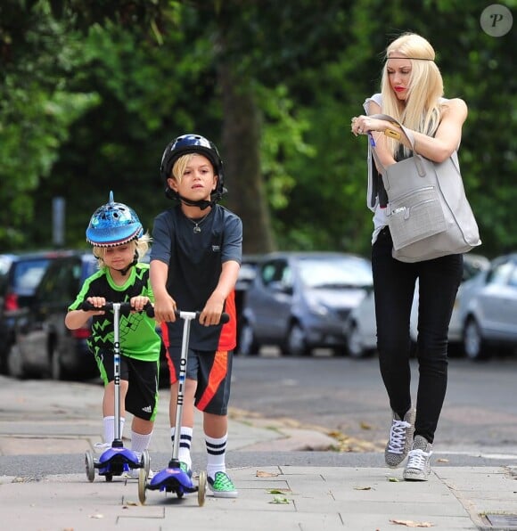 Gwen Stefani se promène avec ses fils Kingston et Zuma près du Regent's Park à Londres. Le 28 juillet 2013.