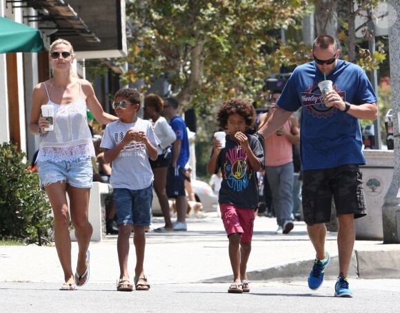 Heidi Klum en compagnie de son petit ami Martin Kristen et de ses deux fils (Henry et Johan) font du shopping à Brentwood. Los Angeles, le 27 Juillet 2013